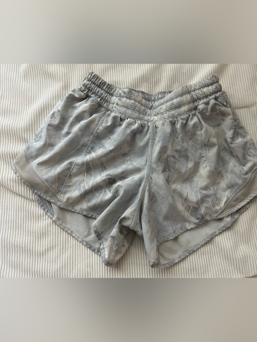 lululemon athletica women’s Light Gray Printed Athletic Shorts